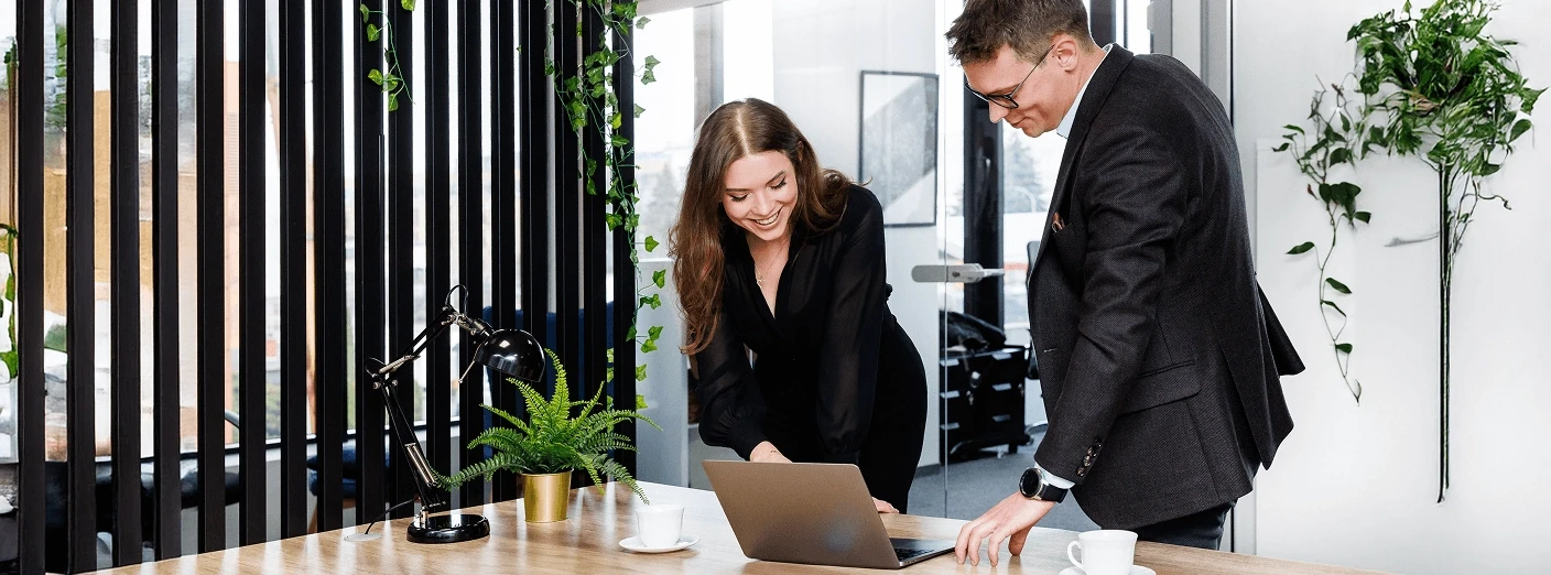 paperless_team korzystający z laptopa